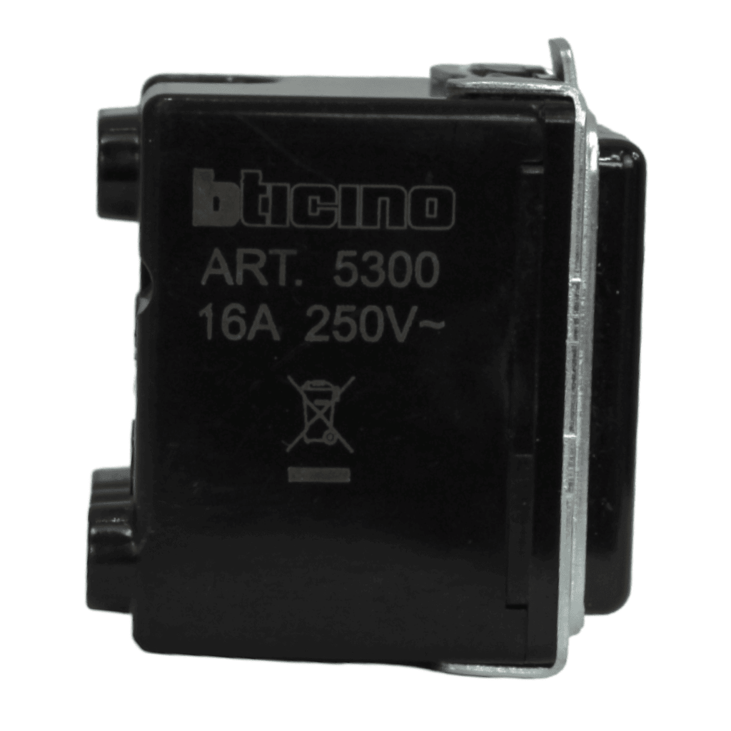 MODULO ENCHUFE 2P+T 16A 250V SEGURIDAD IRREVERSIBLE MAGIC BTICINO